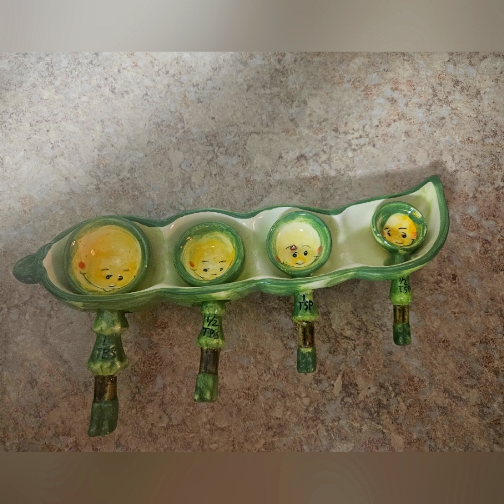 Vintage Peapod measuring spoons